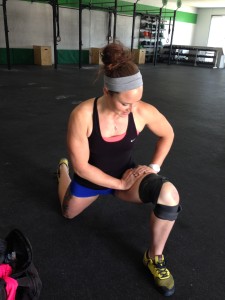 athlete using voodoo floss on knee