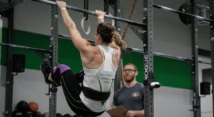 female athlete doing toes-to-bar